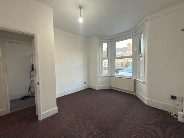 One bedroom Ground Floor with garden and Parking £1350 pcm
