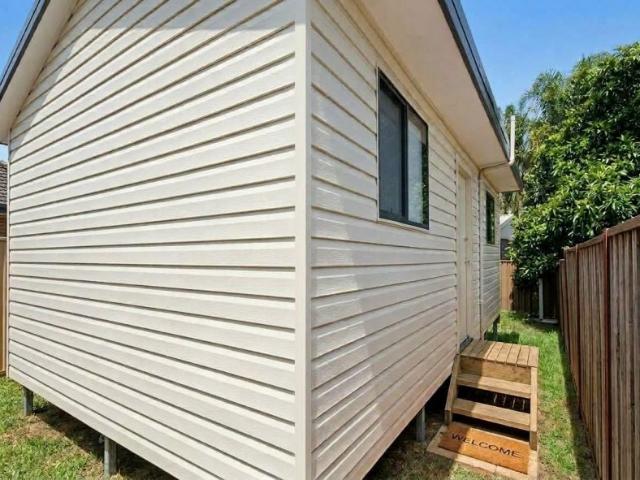 One Bedroom Granny Flat – Walk to Station