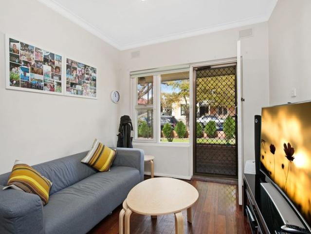 One bedroom home unit with short term lease options availble