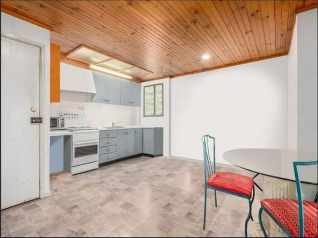 One Bedroom House great location, Great Views