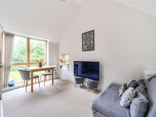 One bedroom house overlooking the River Itchen