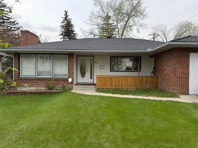One bedroom in Three bedroom suite 2 min walk to University of Calgary