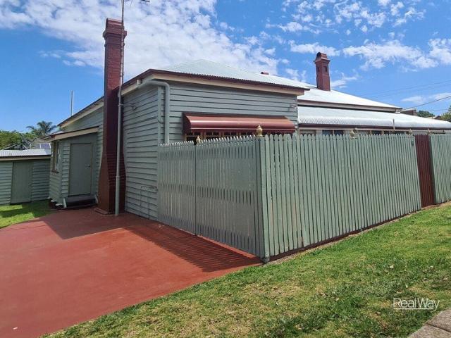 One Bedroom Low Maintenance Unit Close To CBD