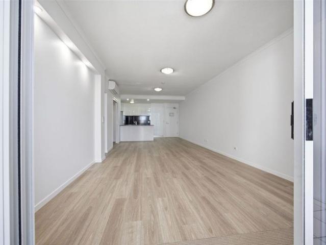 One Bedroom plus Multi Purpose Room in Heart Of Surfers Paradise
