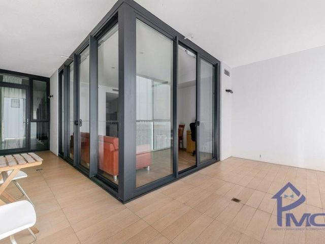 One bedroom plus big study room/2nd bedroom