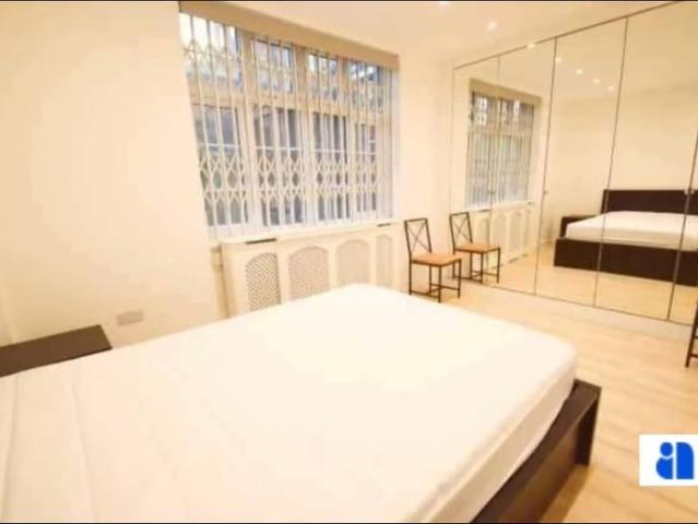 One Bedroom Property in Kensington MAP: £480 PW