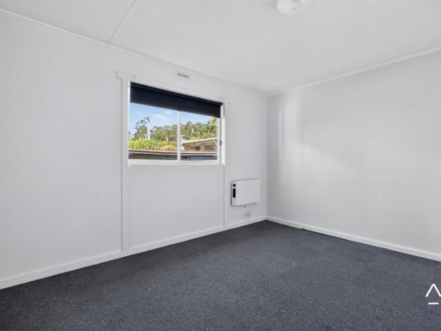 One bedroom studio in a convenient Trevallyn location