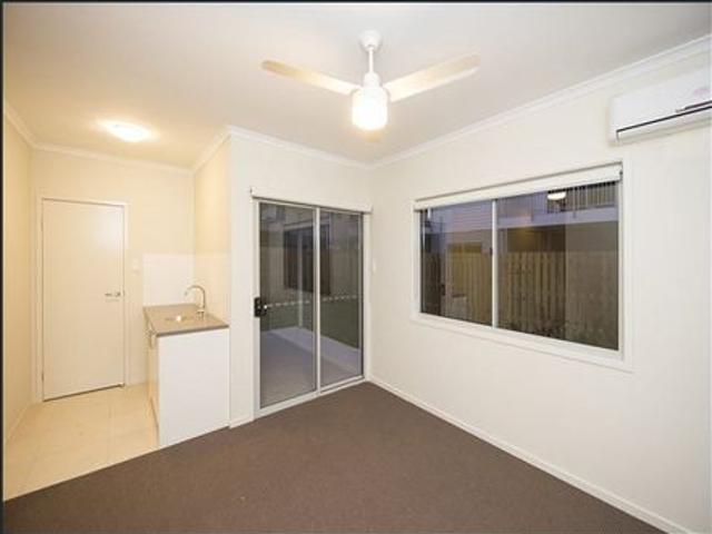 ONE BEDROOM STUDIO + POOL IN COMPLEX!