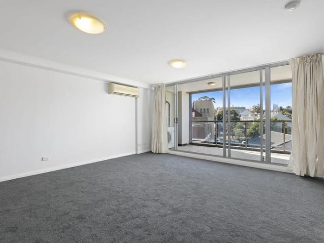 One bedroom + Study