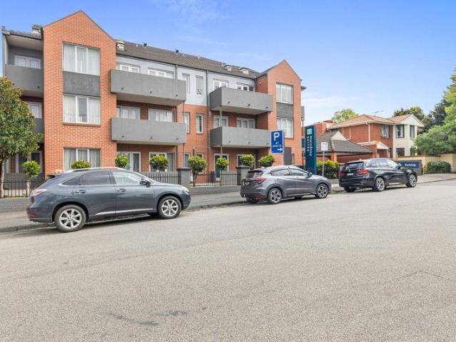 One bedroom + study fully furnished all inclusive apartment