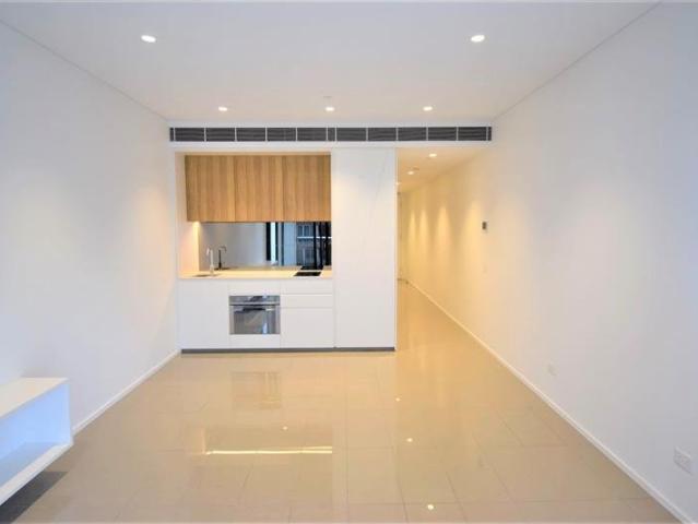 ONE BEDROOM SUITE APARTMENT AT WONDERLAND with Parking