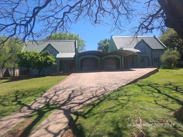 One Great Opportunity – Space, Privacy & Convenience! House to let in Schuinshoogte