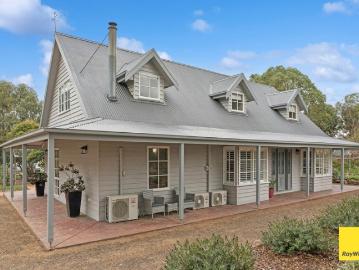 One Gum Tree A spectacular Rural Retreat