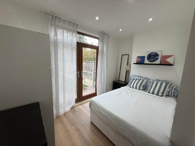 One Double Bed Ensuite Flat! Single or Couple