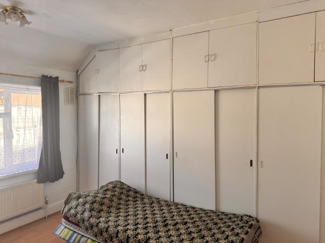 One Double Room to Let in a Terraced House