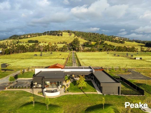 One Hour From Melbourne The Family Dream!