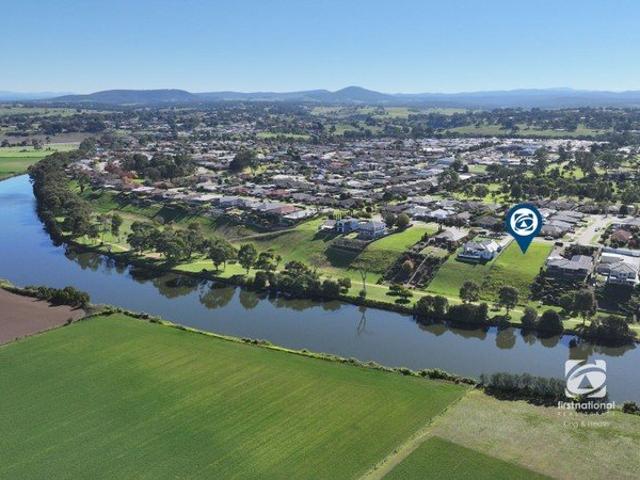 ONE OF EASTWOOD'S LAST PREMIUM BACKWATER LAND OPPORTUNITIES