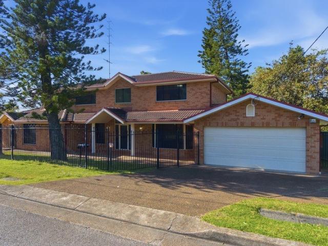 One of Elermore Vale's Largest Family Homes Space, Flexibility & Endless Possibilities