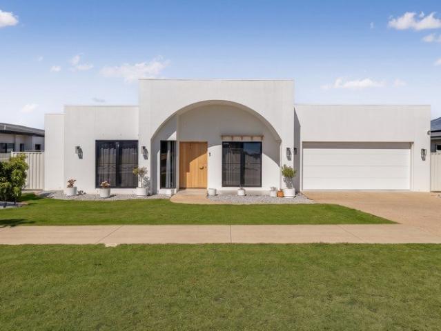 One of Kearneys Spring's Finest Modern Builds