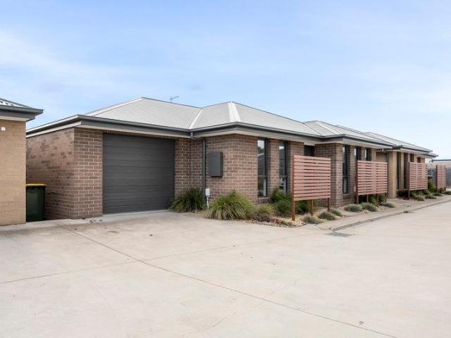 One of only five residences, effortless low maintenance living and a sought after Brighton location