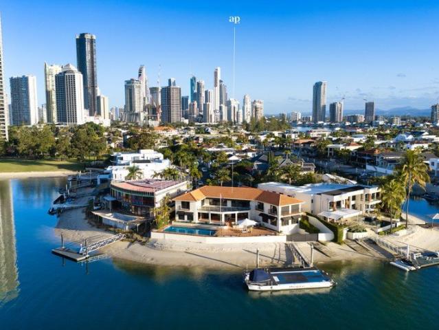 NORTH TO WATER POINT POSITION | ONE OF ONLY FOUR PARADISE WATERS 45.2M WATERFRONTAGE
