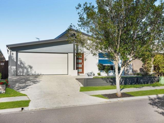 One of Logan Reserve's Best Family Homes Pool, Butler's Pantry & Move In Ready