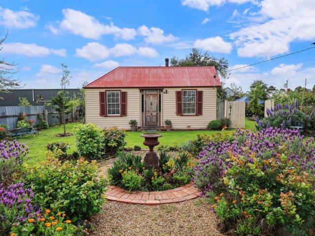 ONE OF MORTLAKES ORIGINAL FARM HOUSES