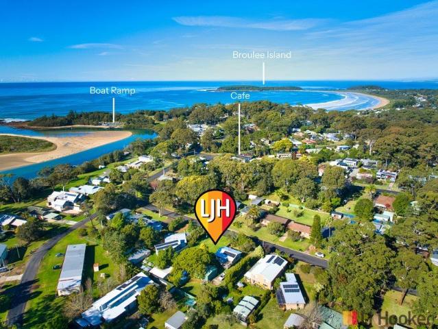 One of Mossy Point's Last Premium Building Opportunities 837sqm with Fitted out Shed !