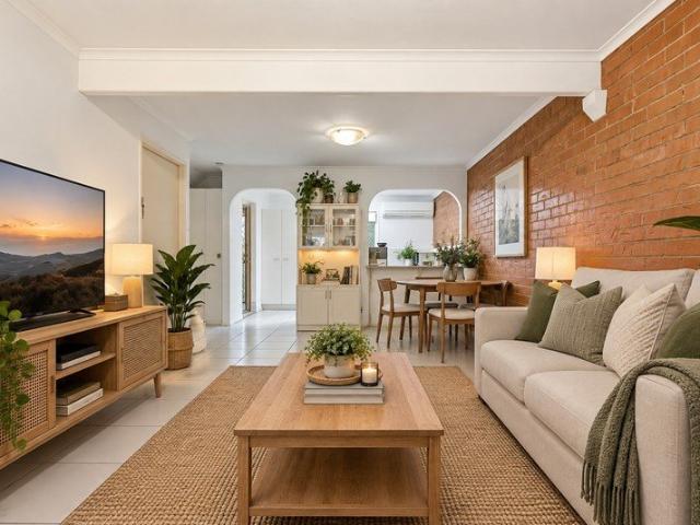 One of Woodridge's Best Townhouse Complexes!