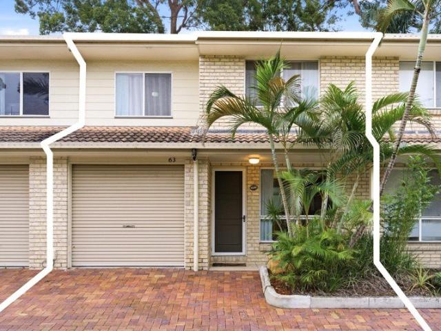 One of Woodridge's Best Townhouse Complexes!