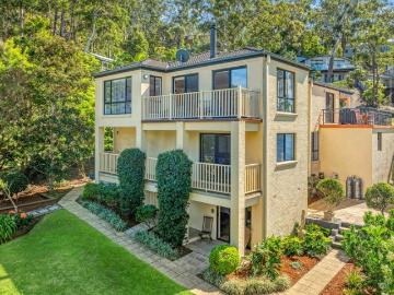 ONE OF THE LARGEST BEACH HOUSES IN HYAMS BEACH!