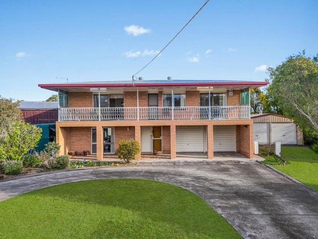 ONE OWNER SINCE THE PROPERTY WAS BUILT! EXCELLENCE IN FLINDERS VIEW!