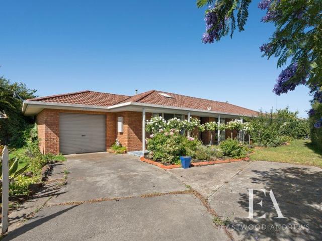 3 bedrooms, 2 bathrooms and gardening included!