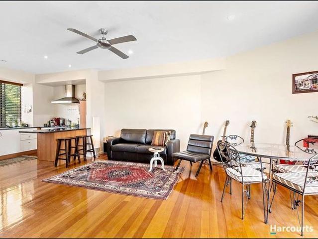 One minute walk to Waterfront!