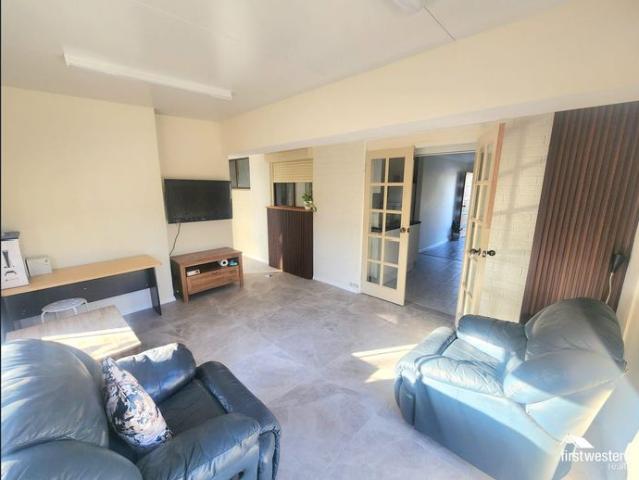 One room available in shared property for students only!
