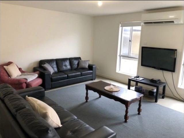 One room now available close to Deakin University