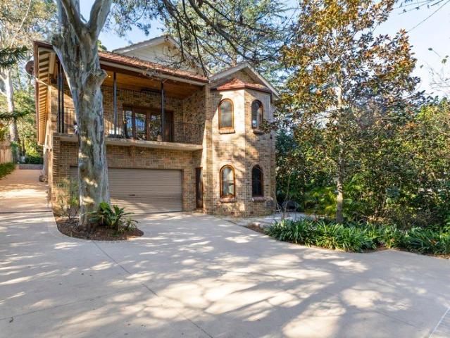Master built family residence with exceptional flexibility and income potential