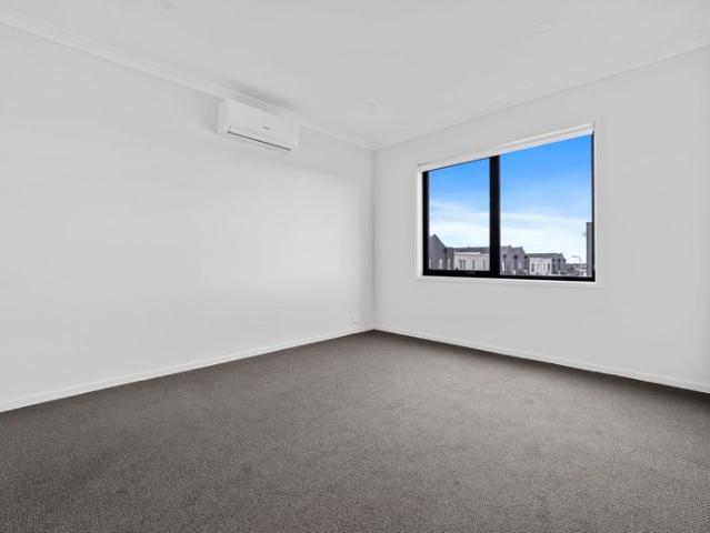 ONE WEEK FREE RENT & $300 Voucher for Approved Renter!