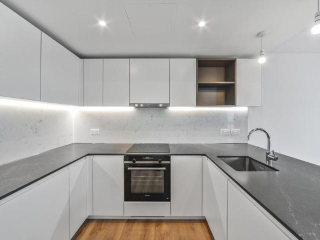 One Thames Quay, Marsh Wall, E14 1 bed apartment to rent £2,895 pcm £668 pw