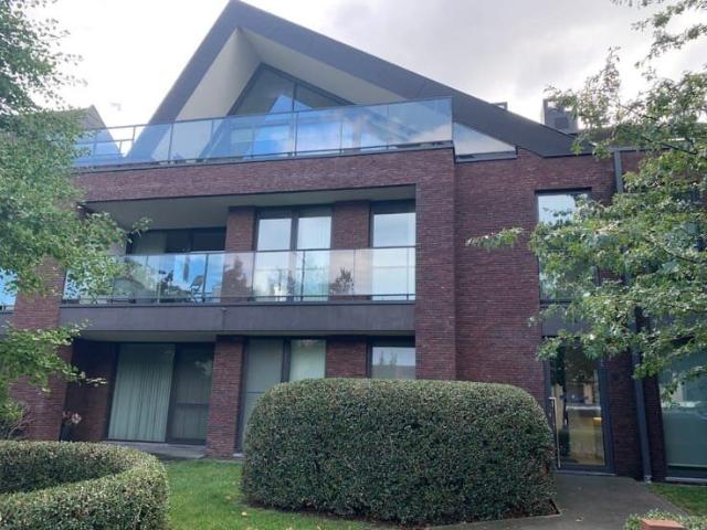 Ongemeubeld tweeslaapkamerappartement met berging én garage