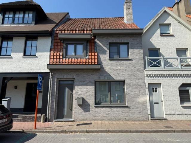 ONGEMEUBELD Verzorgde woning met drie slaapkamers gelegen