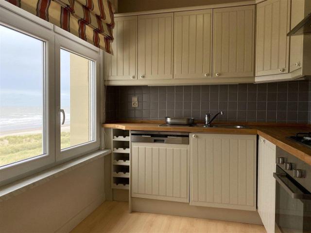 ongemeubeld appartement met frontaal zeezicht