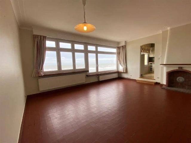 ongemeubeld appartement met frontaal zeezicht