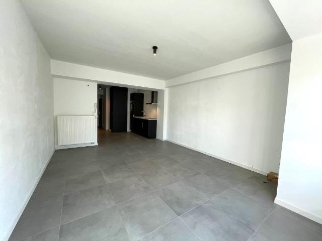 Ongemeubeld appartement met twee slaapkamers. Aan de achterkant van de Zeedijk