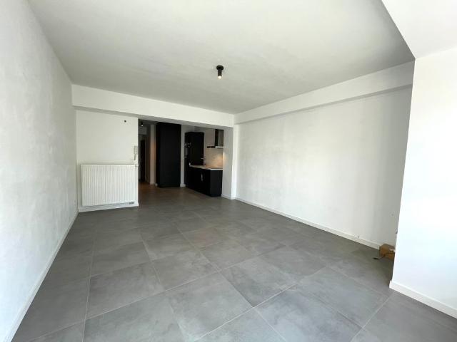 Ongemeubeld appartement met twee slaapkamers. Aan de achterkant van de Zeedijk