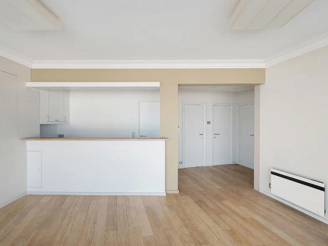 Ongemeubeld appartement met zeezicht nabij Rubensplein