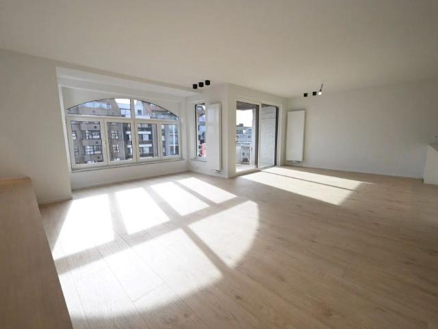 ONGEMEUBELD NIEUW Luxueus gerenoveerd appartement met 3 slaapkamers en met een OPEN ZICHT op het Burgemeester Frans Desmidtplein