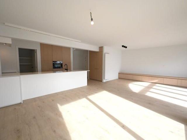 ONGEMEUBELD NIEUW Luxueus gerenoveerd appartement met 3