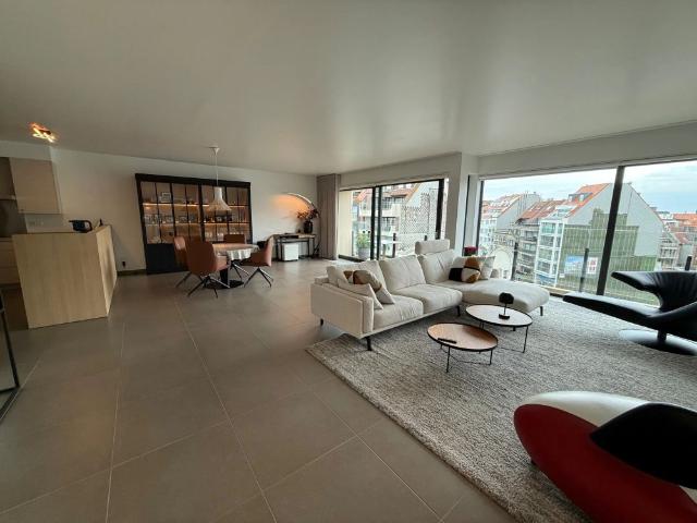 ONGEMEUBELD Prachtig woonappartement met aangename terrassen en parking in het gebouw. Huur op VENNOOTSCHAP is mogelijk