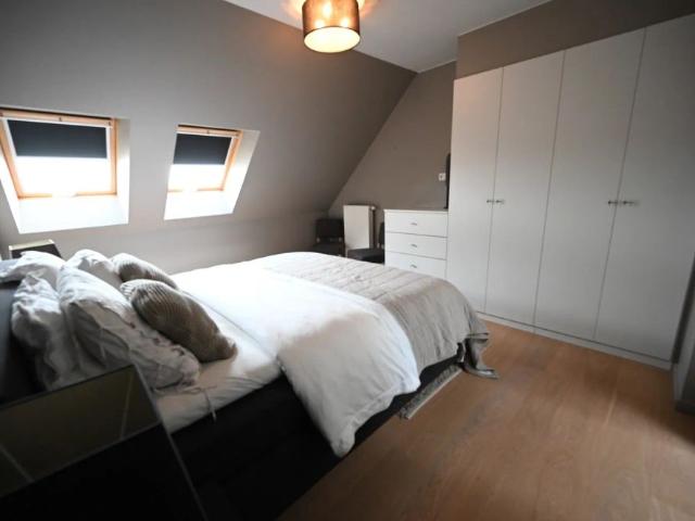 Ongemeubeld Prachtig en UNIEK duplexappartement met 3 slpk. gelegen in het centrum van Knokke, met een facade van 10 meter en een open zicht op de Dumortierlaan. HUREN OP VENNOOTSCHAP MOGELIJK!